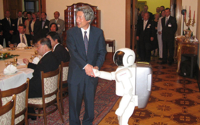 『ASIMO』がロボットの祖国チェコへ