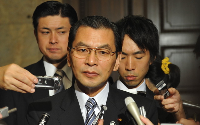 国会内で会見に応じる大畠章宏経産相　撮影＝中島みなみ