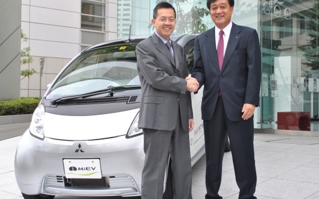写真左から、シンガポール経済開発庁のレオ・イップ長官・三菱自動車の益子修社長