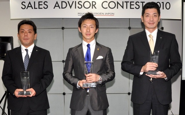 プジョーセールスアドバイザーコンテスト上位入賞3名。左より第3位中山謙、第1位猪股慎弥、第2位大友晃一