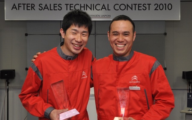 エキスパートテクニシャン・コンテスト。左：優勝の斉藤和正さん（シトロエン有明）、右：準優勝の山本竜次さん（シトロエン京都）