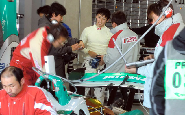 トムスから参加した中嶋一貴。走行直後、エンジニア陣と話す