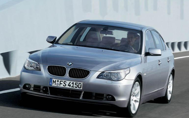 新型BMW『5シリーズ』の内覧会、都市部でキャラバン