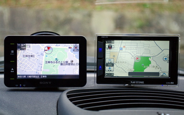 ソニー nav-u NV-U76VT（左）とナビタイムジャパン CAR NAVITIME WND-01K