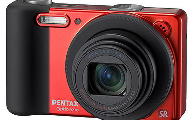コンパクトデジタルカメラ、PENTAX 「Optio RZ10」の海外カラー「レッド」モデル