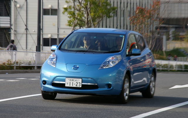 初の公道試乗をおこなった日産リーフ