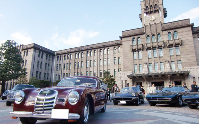 京都市役所に並べられた参加車達。先頭はマセラティA6