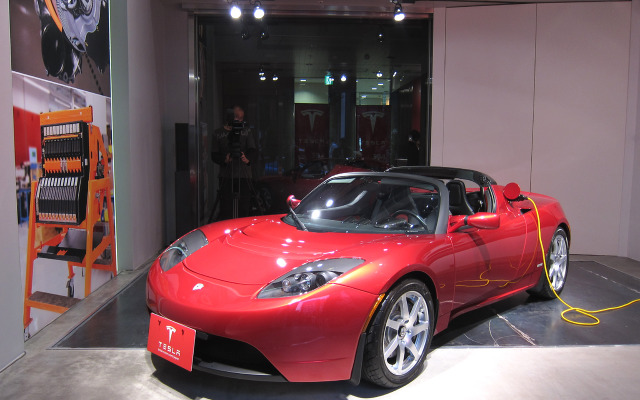 電気自動車のテスラロードスターと旅行がセットになった、1850万円の福袋
