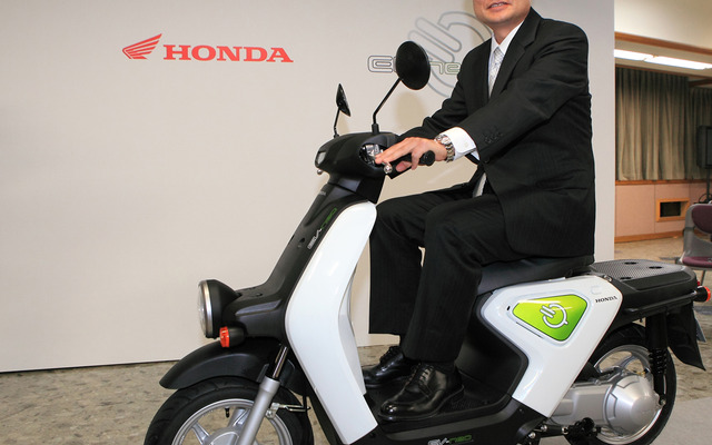 24日よりリース販売を開始するEV-neoと伊東孝紳社長