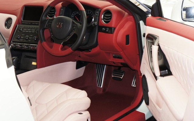 ピンクのGT-R、女子大生が選ぶ特別賞を受賞