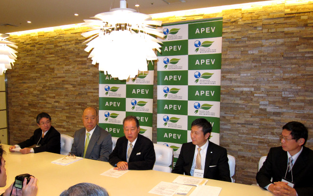 中央は会長を務めるベネッセホールディングス取締役会長福武總一郎氏