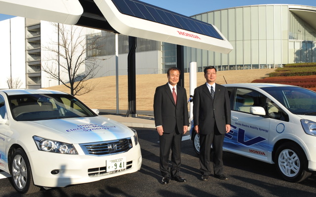 伊東孝紳社長（左）と松岡進埼玉県産業労働部長（右）　撮影＝中島みなみ