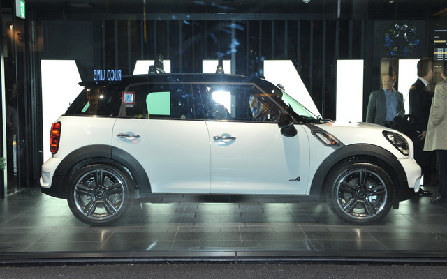 先行展示されているMINIクロスオーバー