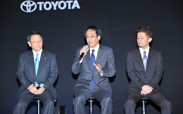 開発の狙いを語る山本博文チーフエンジニア（中央）。左は豊田章男社長