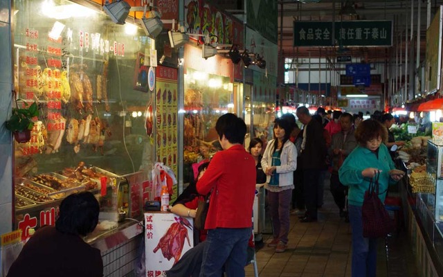 広東省といえば「食」。大小さまざまな飲食店が軒を連ねる