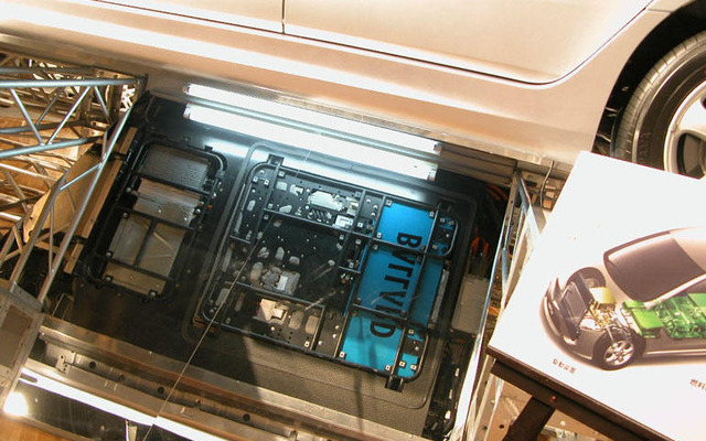 【三菱『FCV』燃料電池車】バラード社製の燃料電池スタック