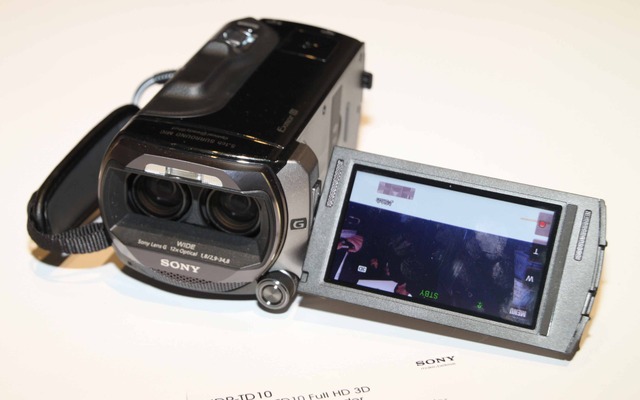 ソニーが4月にも発売を予定しているHDR-TD10。モニターは3型の裸眼3D視聴に対応