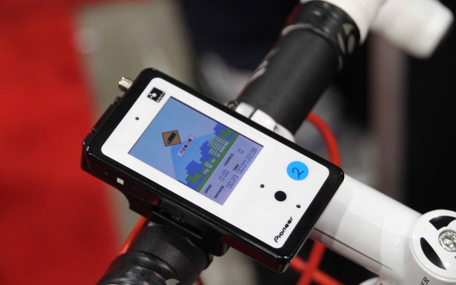 自転車に装着して参考出品されたe-Wellnes対応携帯端末。3G通信機能は備えるが、通話はできず、フィットネス用データの通信のみが利用できる