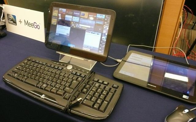 インテルのMeeGoタブレット端末「WebTab」。Qtベースの斬新なユーザーインターフェイスが印象的 インテルのMeeGoタブレット端末「WebTab」。Qtベースの斬新なユーザーインターフェイスが印象的