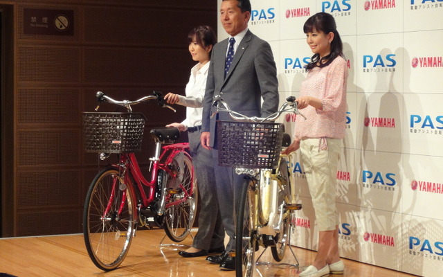 PAS新型と小林正典執行役員兼SPV事業部長（中央）