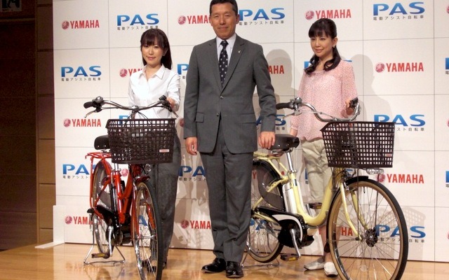 PAS新型と小林正典執行役員兼SPV事業部長（中央）