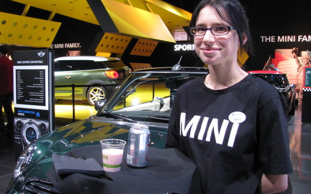 MINIのロゴ入りTシャツを着たスタッフが飲み物を配る