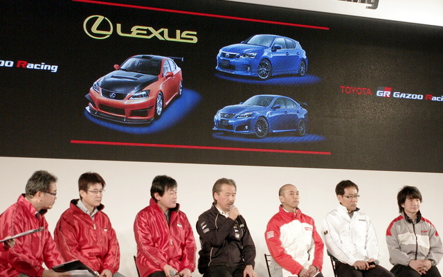 プレスブリーフィングで出展車を紹介する各ブランド担当者