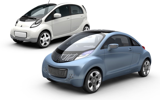 i-MiEV（白）とi-MiEVスポーツエア・コンセプト