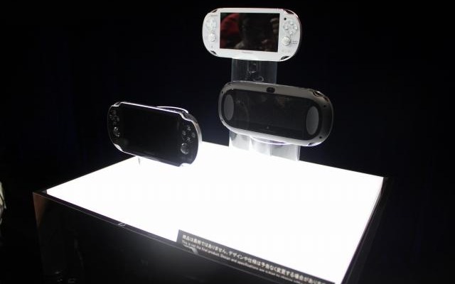 「NGP」を間近でチェック! カラーは2種類～ゲームカードも 「NGP」を間近でチェック! カラーは2種類～ゲームカードも