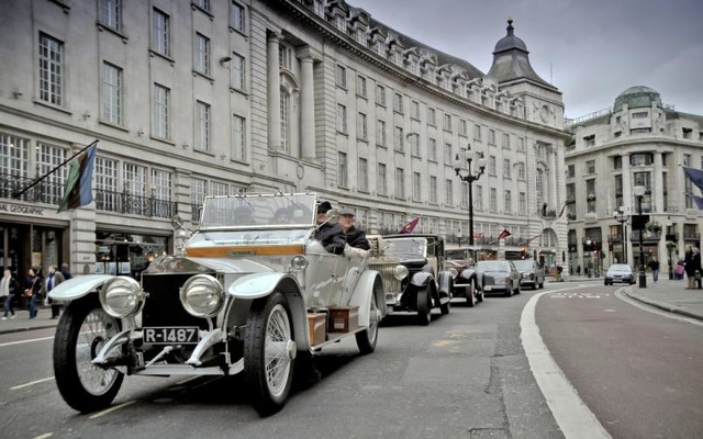 ロンドンでロールスロイスのマスコット誕生100周年を記念したパレード