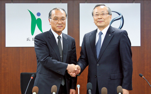 浅原利正広島大学学長（左）、山内孝マツダCEO