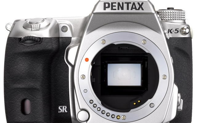 HOYA、デジタル一眼レフの高級機「PENTAX　K-5」にシルバーの限定モデル 「PENTAX　K-5 Limited Silver」