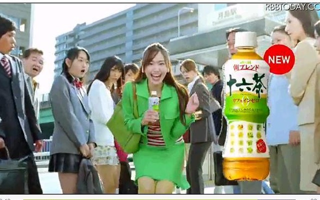 新垣結衣が“さわやかツッパリ”に……横浜銀蝿のヒット曲歌うCM公開 出勤篇、出社篇のどちらのバージョンでもツイストを披露している
