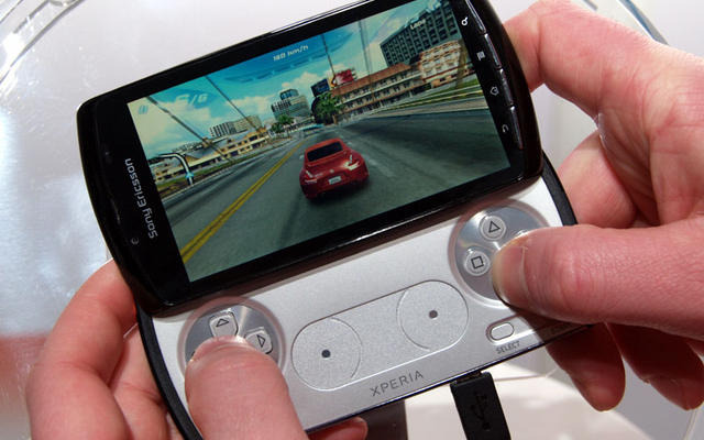 スライド部を開くと、PSP goにも似たゲーム用コントローラーが登場 スライド部を開くと、PSP goにも似たゲーム用コントローラーが登場