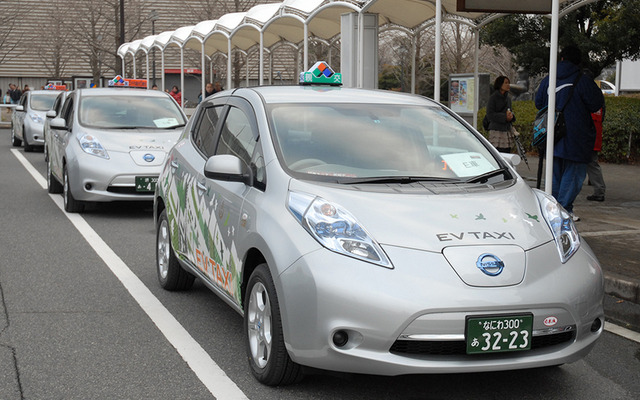 大阪オートメッセでお披露目されたリーフのEVタクシー