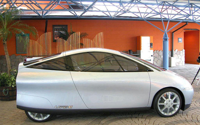 【東京ショー2003出品車】ダイハツ『UFE-II』---スモールに賭ける
