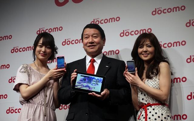 NTTドコモ 代表取締役社長 山田隆持氏と、スペシャルゲストの朝倉あきさん（左）と、石野真子さん（右） NTTドコモ 代表取締役社長 山田隆持氏と、スペシャルゲストの朝倉あきさん（左）と、石野真子さん（右）
