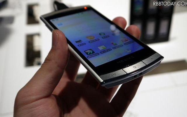 NEC製の「MEDIAS N-04C」は世界最薄の厚さ7.7mm。手に取ると端末というよりカードを持ったような感覚 NEC製の「MEDIAS N-04C」は世界最薄の厚さ7.7mm。手に取ると端末というよりカードを持ったような感覚