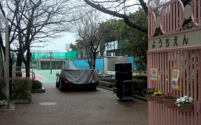 出番を待つARTA HSVとタイヤ