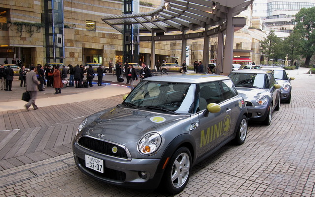 六本木ヒルズアリーナに並んだMINI E