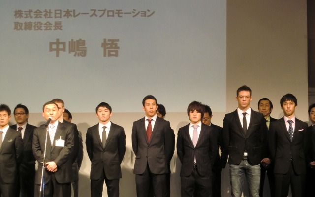 シリーズ運営団体JRPの会長として挨拶する中嶋悟氏。今季は自身のチームで次男・大祐（中嶋氏の右）を走らせる。長男の一貴（右端）はトムスからの参戦で、中嶋ファミリー対決が実現