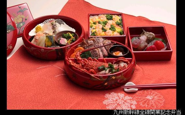 九州新幹線全線開通を記念し10万円の超豪華弁当……12日から予約開始 価格10万円の弁当。曽於さくら牛のサーロインステーキや伊勢海老など素材も豪華