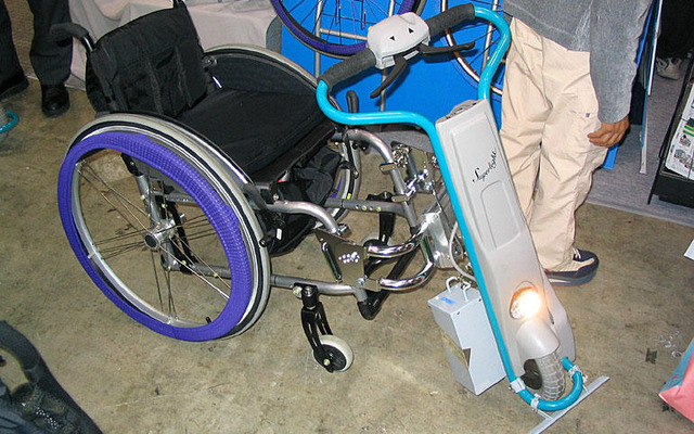 【福祉機器展】手動車椅子を電動に……I.R.ケア『チェアーライダー』