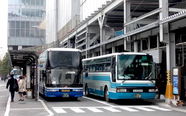 高速バス乗り場。切符売り場に長い列があるが、乗り場に混雑はない（23日昼過ぎ）