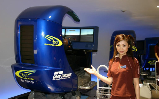 【東京ショー2003速報】スバルの本格的ドライビングシミュレーターを遊び倒す