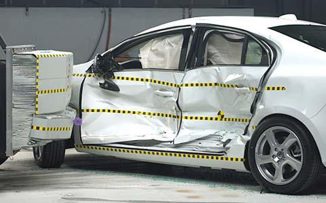 S60の衝突安全試験の様子