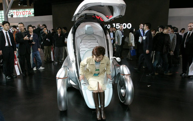 【東京ショー2003速報】トヨタの「モビルスーツ」がブースを走る!?