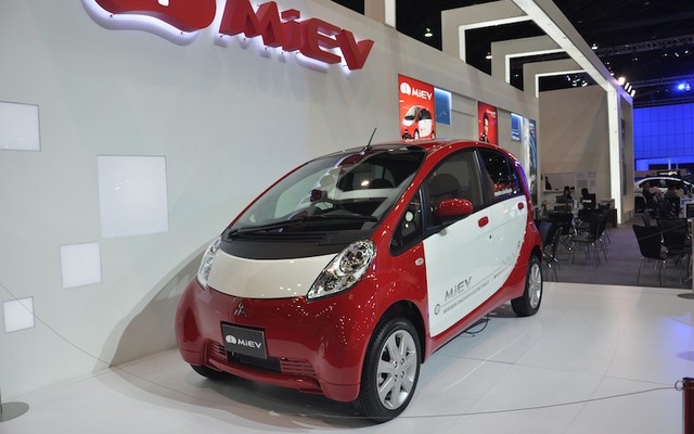 ブース正面からは見えない商談スペース横に i-MiEV が展示されている