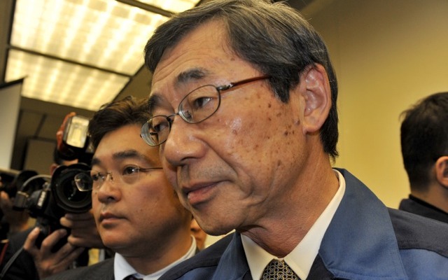 会見後に報道陣に囲まれた清水正孝社長（13日22時、東電本店）。撮影＝中島みなみ