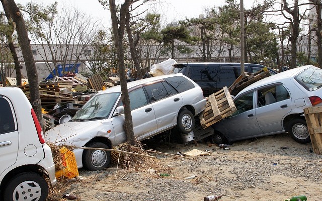 東日本大震災 街には被災したクルマが転がる